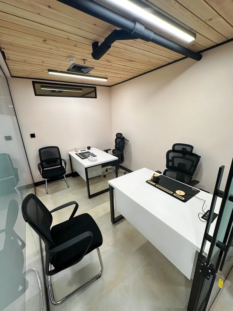 Growth Office · two desks with two ergonomic chairs and two visitor chairs