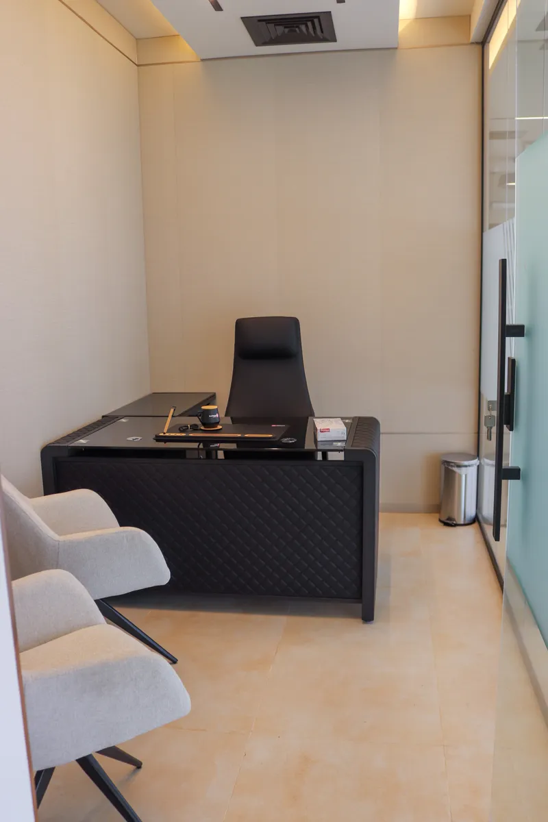 Office 62 · desk, high-back chair and two guest armchairs