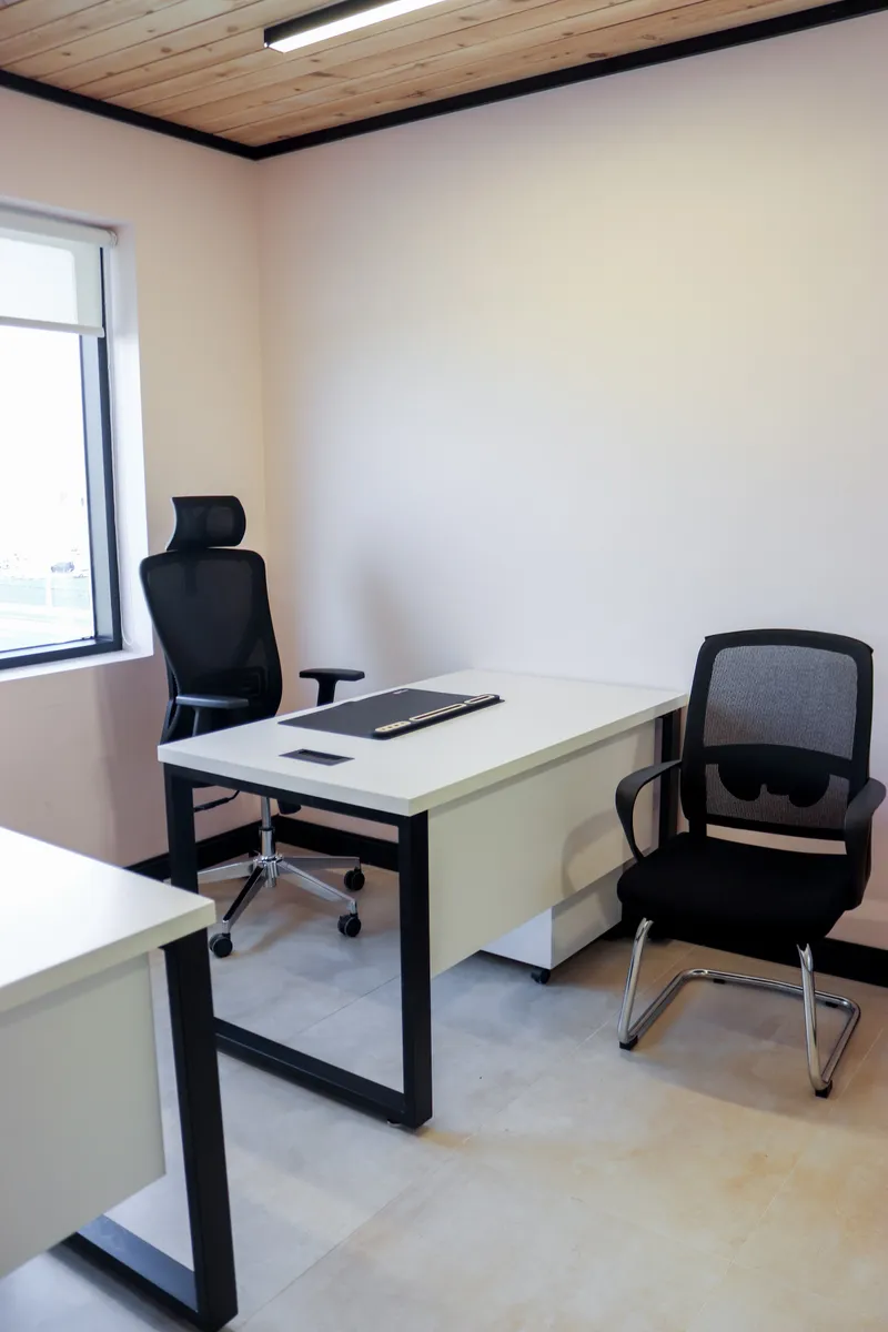 Office 40 · desk with a desk mat, a high-back mesh chair and a visitor chair, window on the left