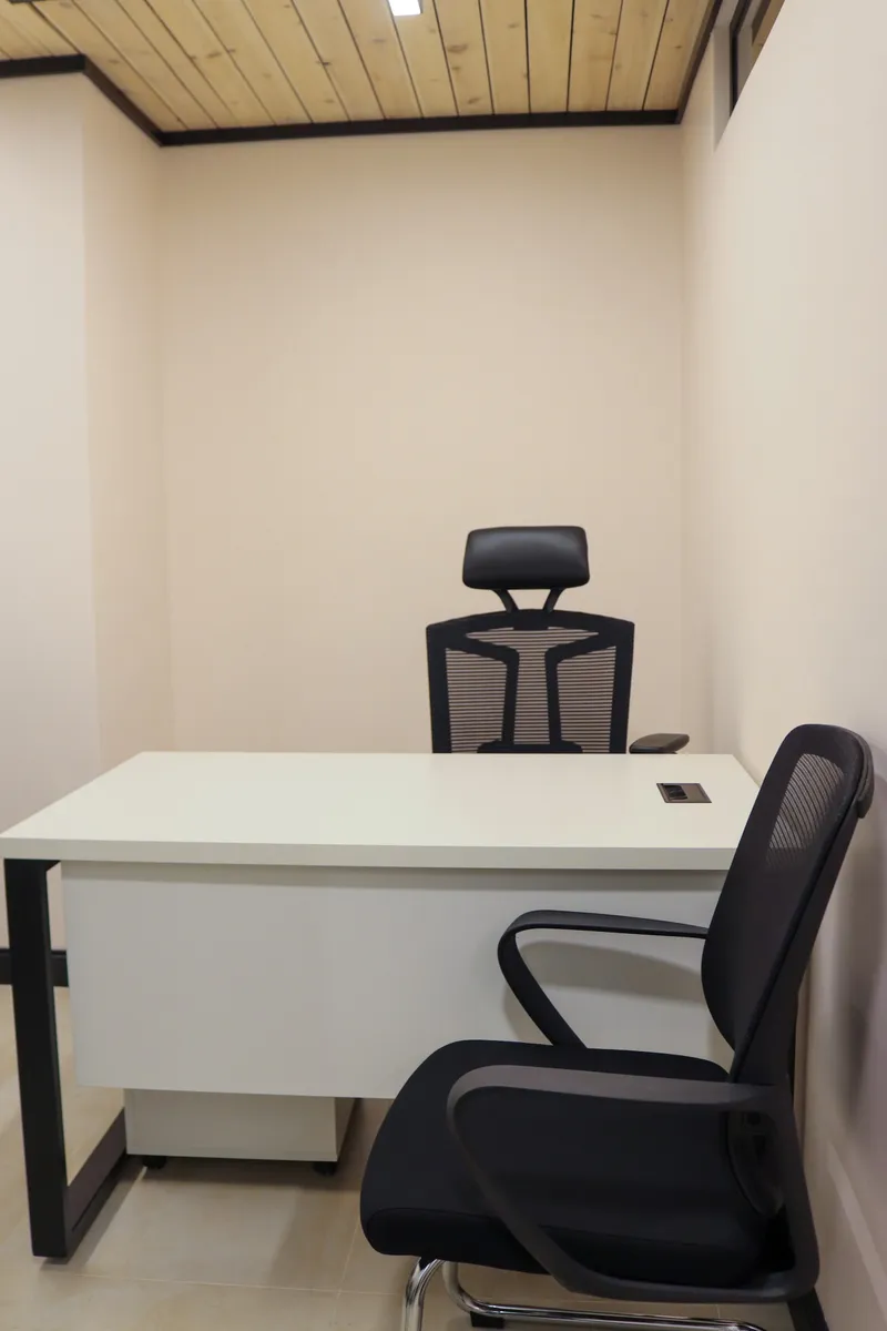 Office 18 · desk facing an ergonomic chair, with a visitor chair in the foreground